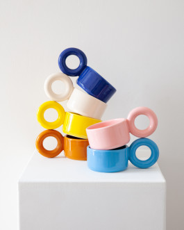 stoneware cups standing on a display Logo Progressive Present
